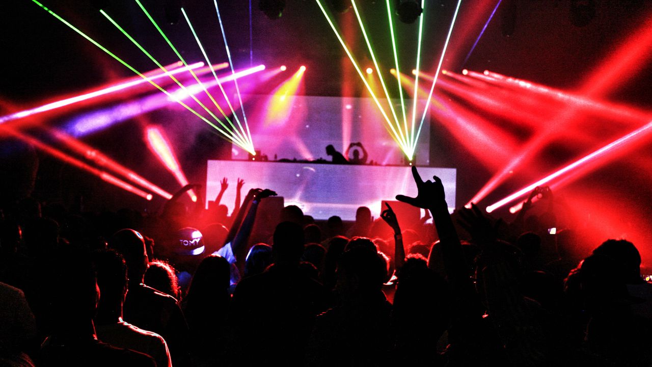 ¿Qué es el hard techno? Sonido, BPM y de dónde viene